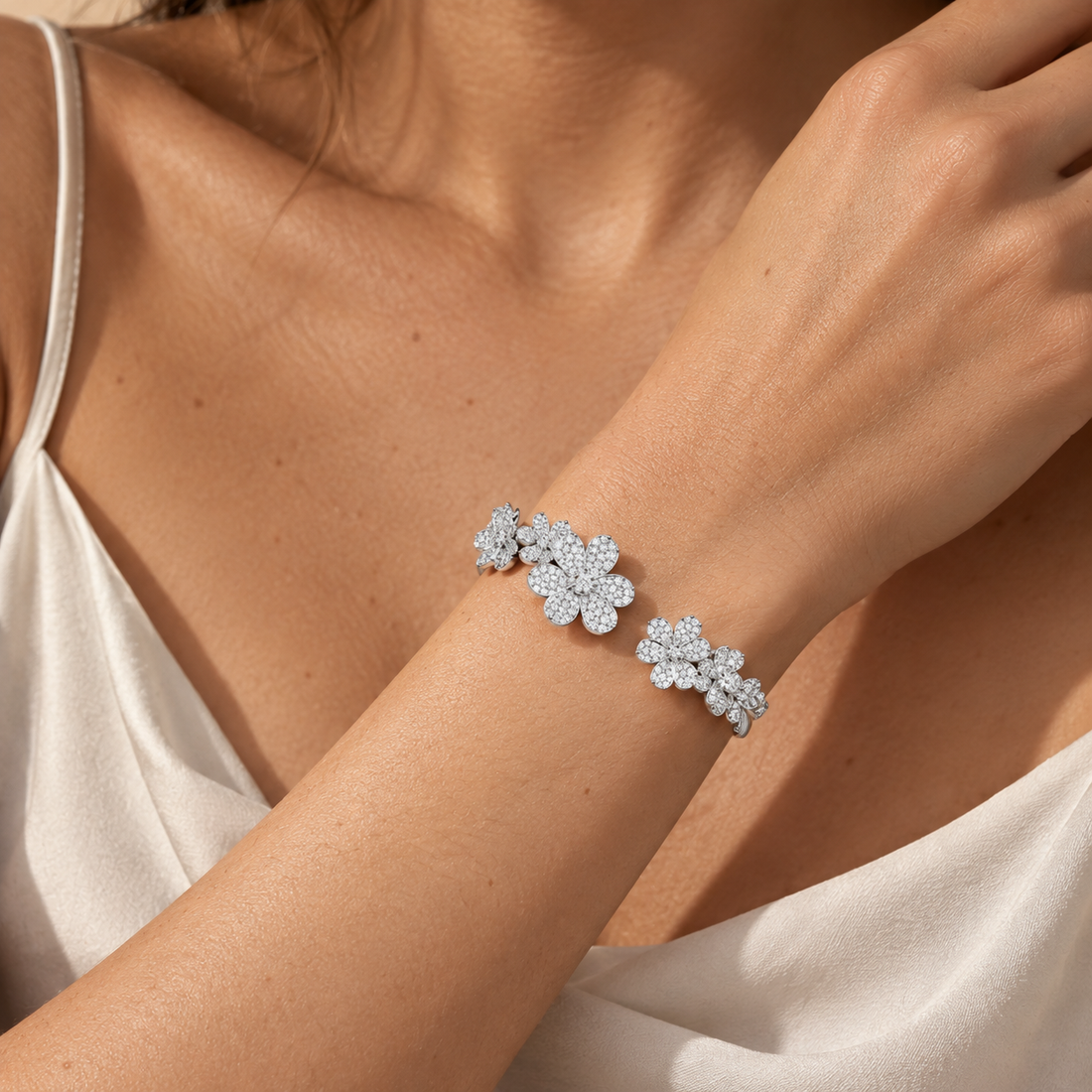 Frivole Seven Flowers Pavé Diamonds Bracelet